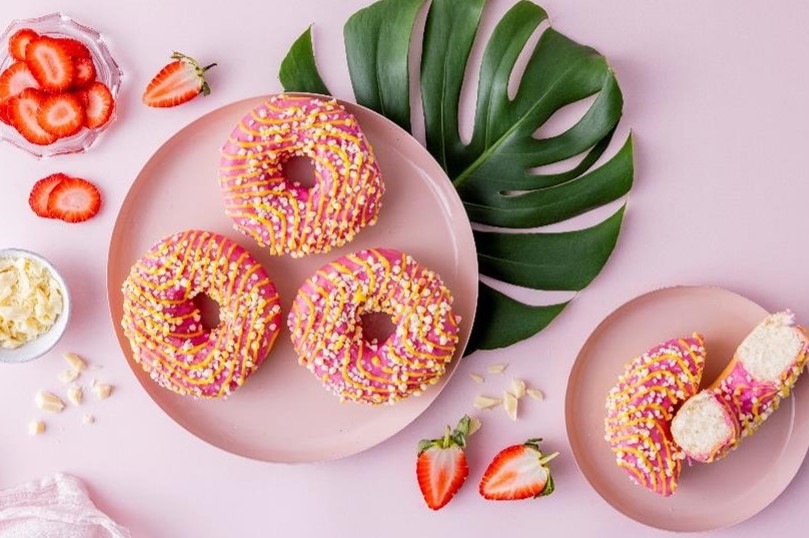 Donut med hvit sjokolade og jordb&aelig;r_intra.jpg