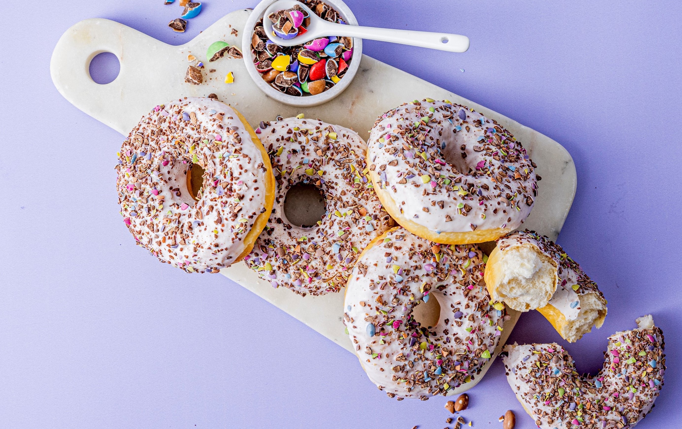 donut white crushed candy_intra.jpg