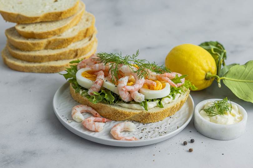 Ferskt brød med egg og reker.jpg