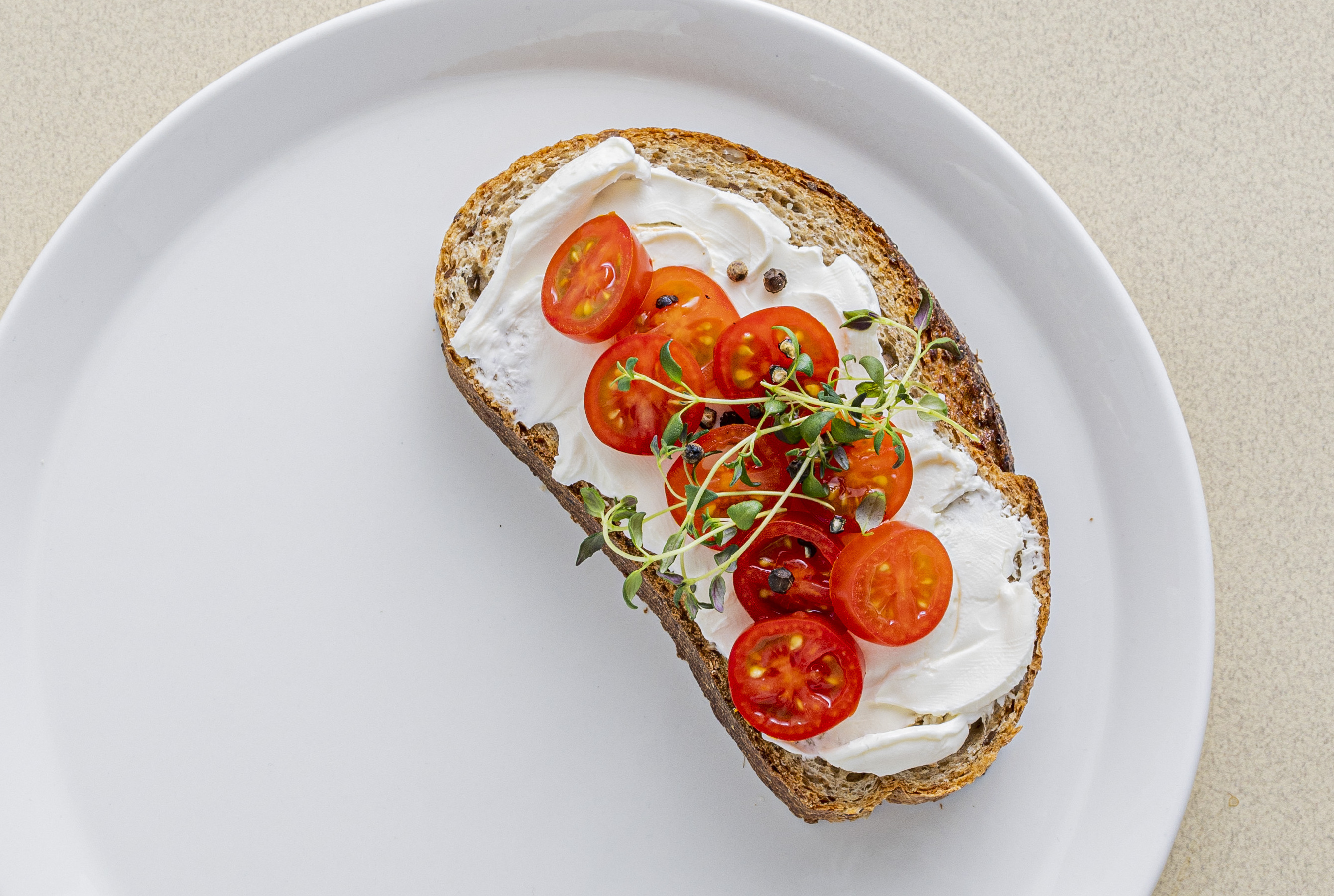 Kornbr&oslash;d_kremost tomat_Bruk opp hele br&oslash;det.jpg