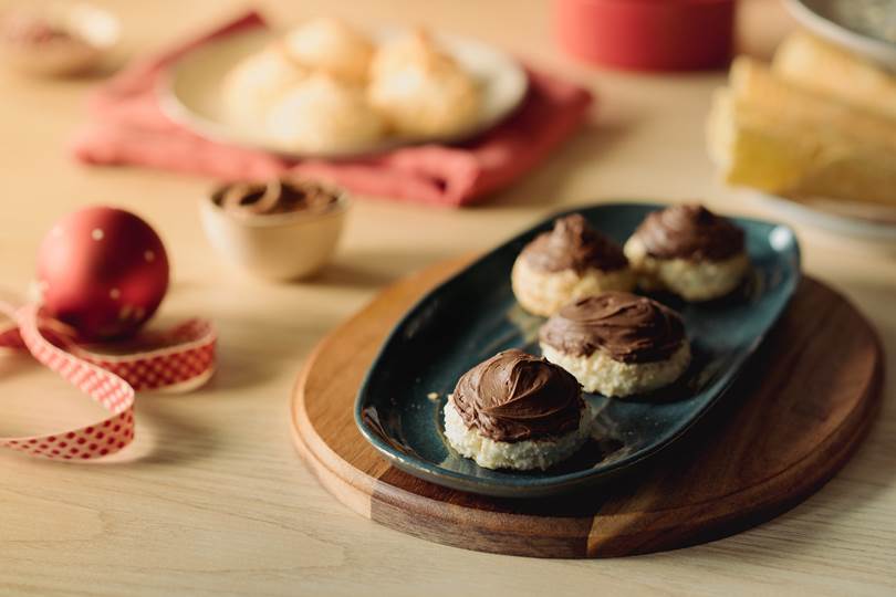 Kokosmakroner med sjokolade.jpg