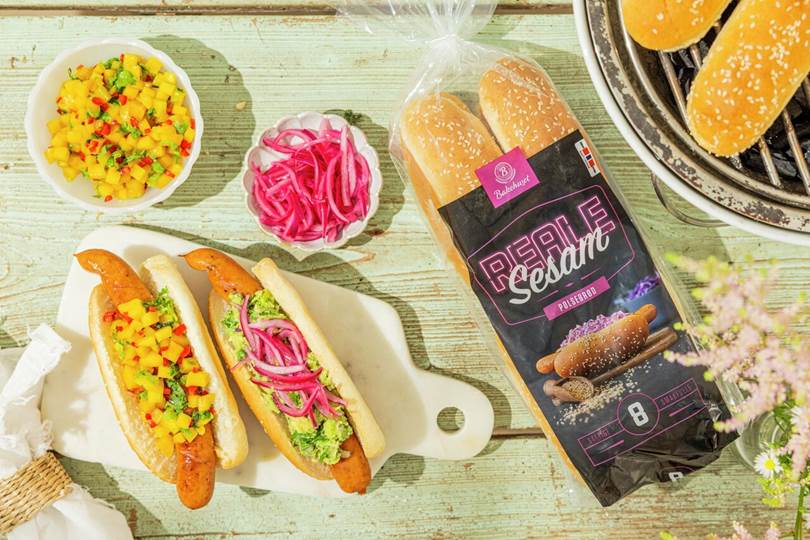 Baconpølse i sesambrød med mango og avokado.jpg