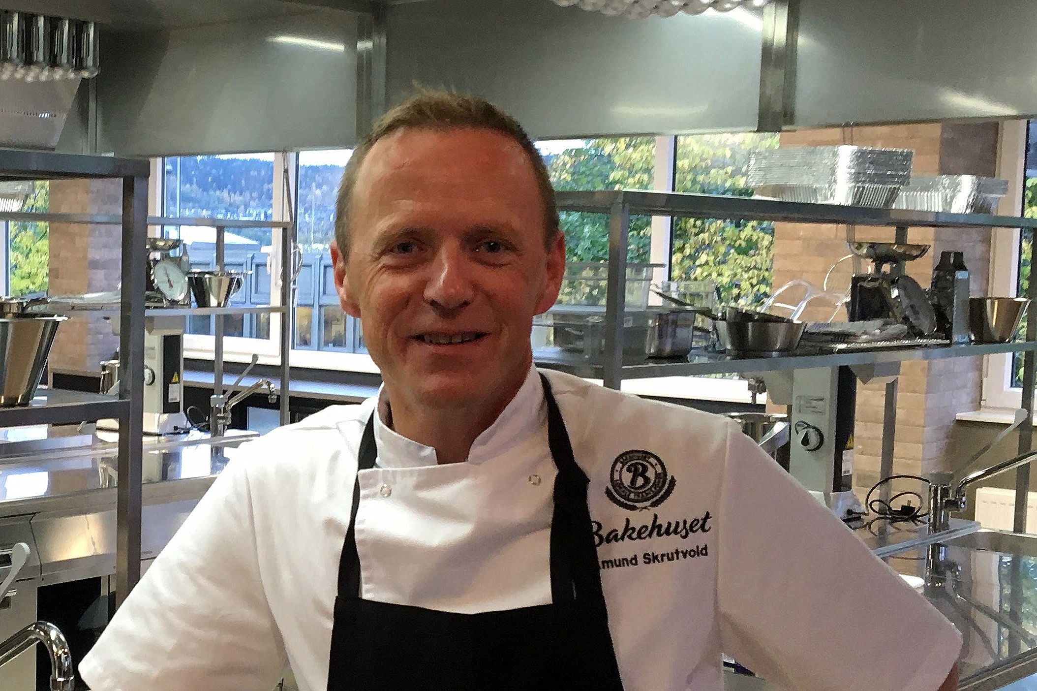 Den beste m&aring;ten &aring; varme opp p&oslash;lsebr&oslash;d og hamburgerbr&oslash;d.JPG