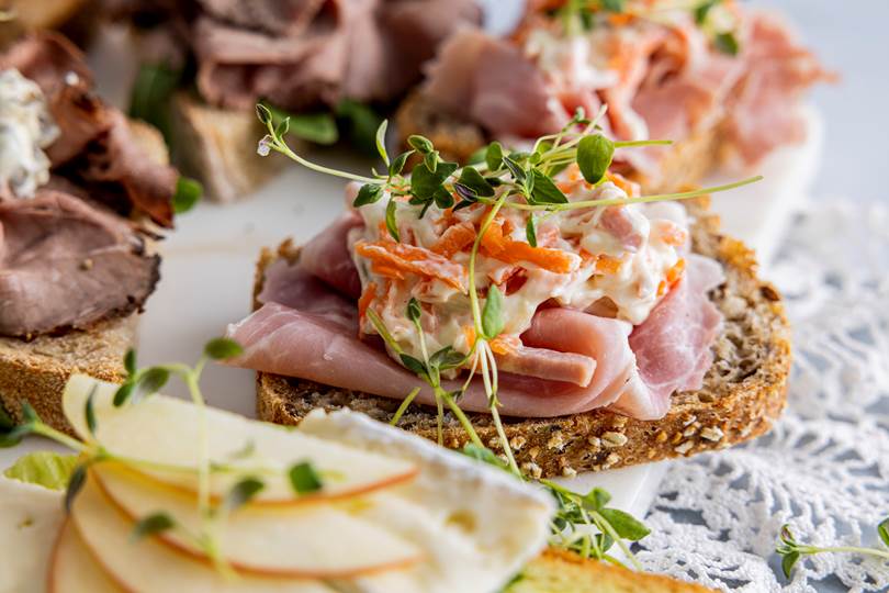 Snitter til hverdags og fest Bakerens Utvalgte Havre-& Surdeigsbrød med skinke og italiensk salat.JPG