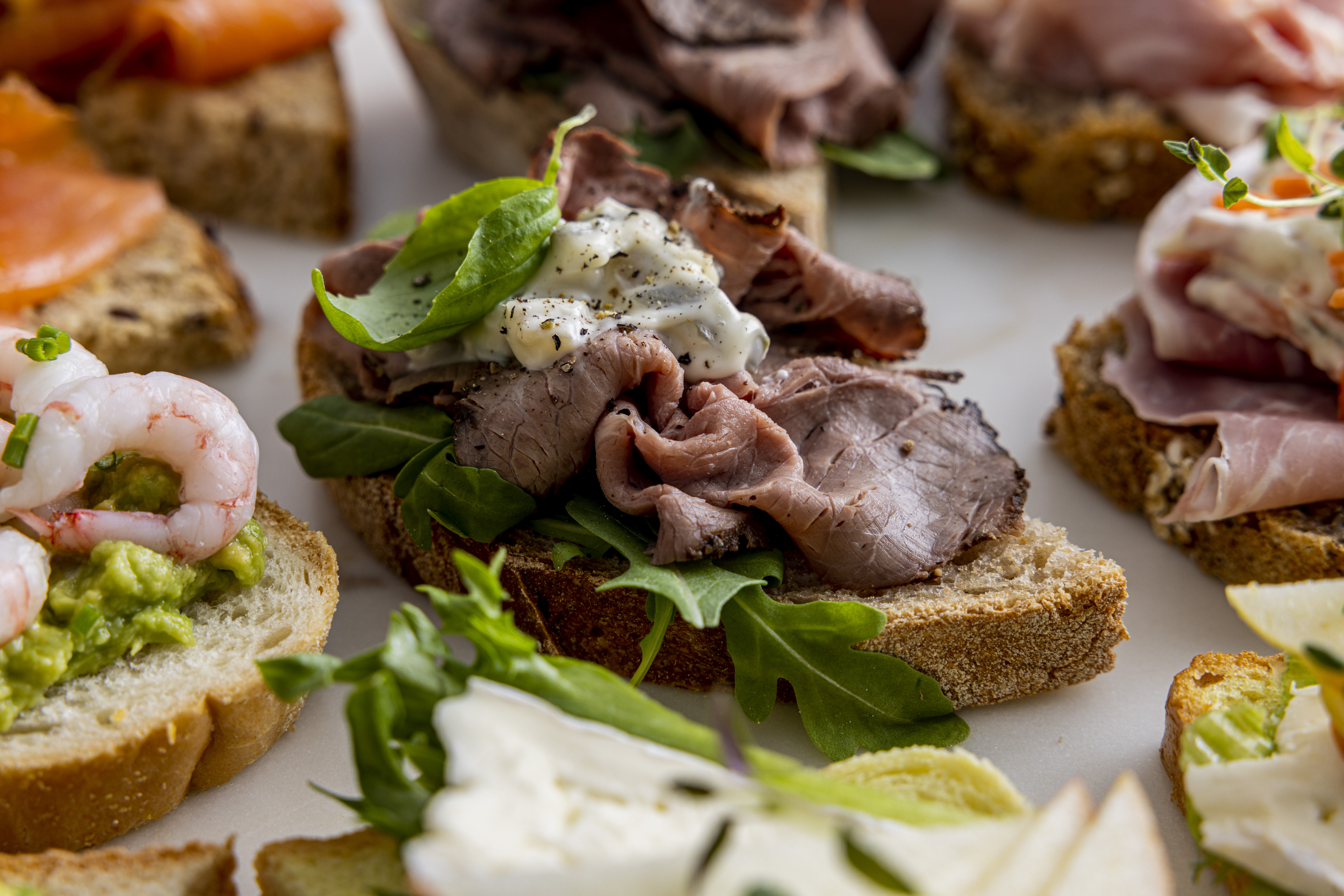 Snitter til hverdags og fest Bakerens Utvalgte Landbr&oslash;d med roastbiff og potetsalat.JPG