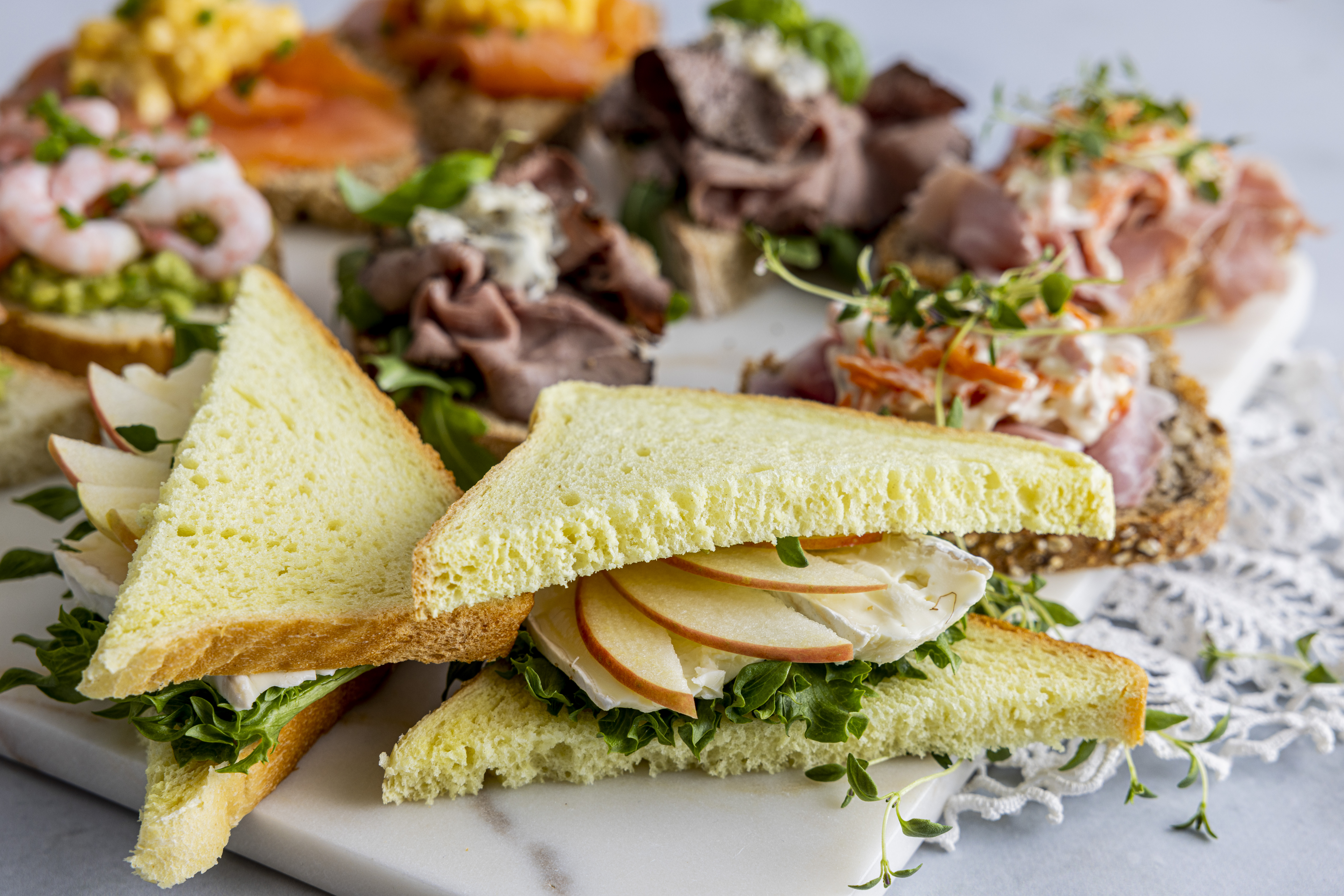 Snitter til hverdags og fest Brioche toastloff med brie, eple og crispisalat.JPG