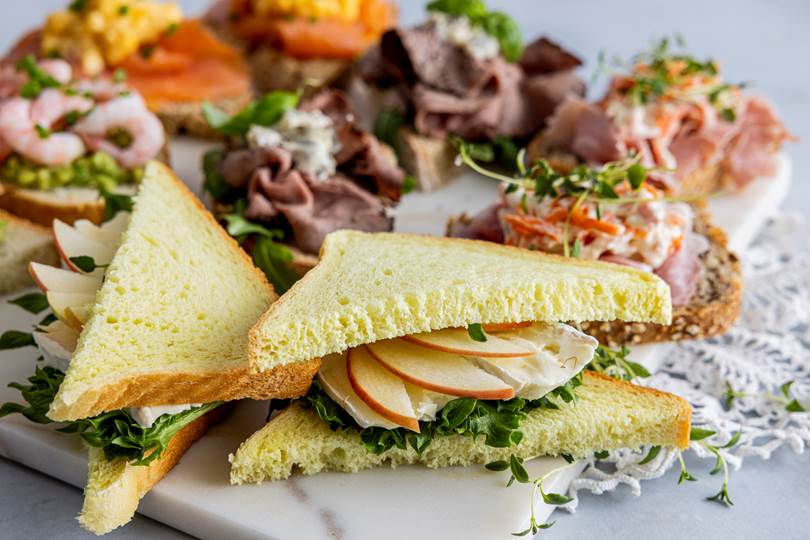 Snitter til hverdags og fest Brioche toastloff med brie, eple og crispisalat.JPG